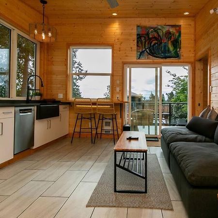 1-Bedroom Knotty Pine Cabin W Sauna & Jacuzzi Sooke Exterior photo
