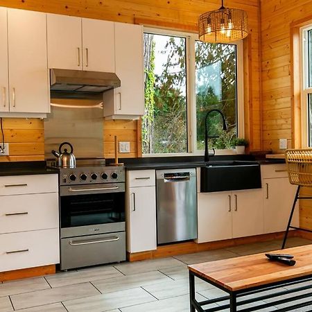 1-Bedroom Knotty Pine Cabin W Sauna & Jacuzzi Sooke Exterior photo