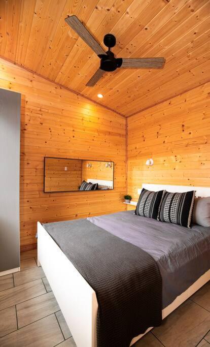 1-Bedroom Knotty Pine Cabin W Sauna & Jacuzzi Sooke Exterior photo