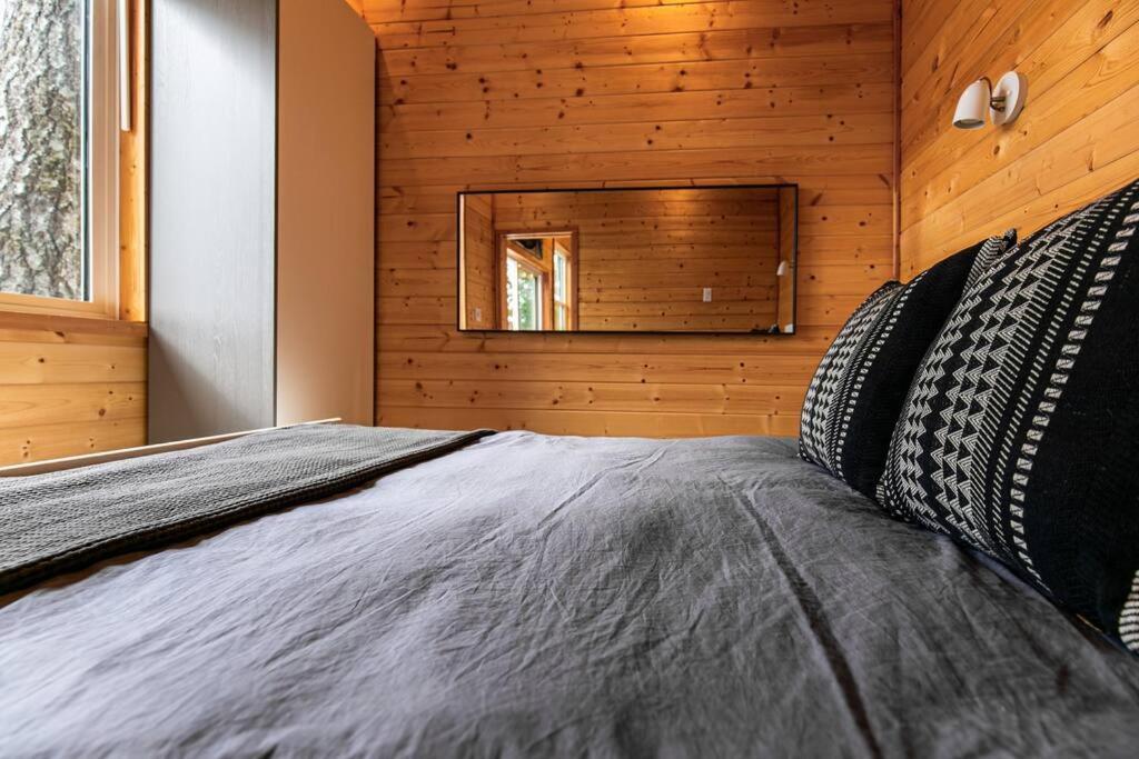 1-Bedroom Knotty Pine Cabin W Sauna & Jacuzzi Sooke Exterior photo