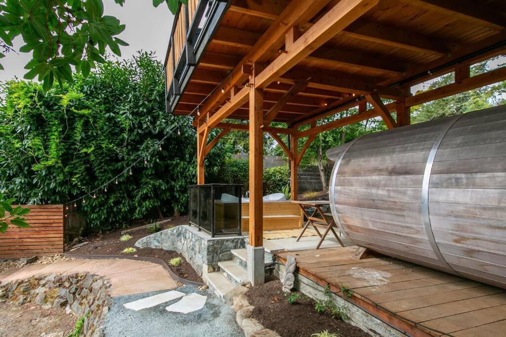 1-Bedroom Knotty Pine Cabin W Sauna & Jacuzzi Sooke Exterior photo