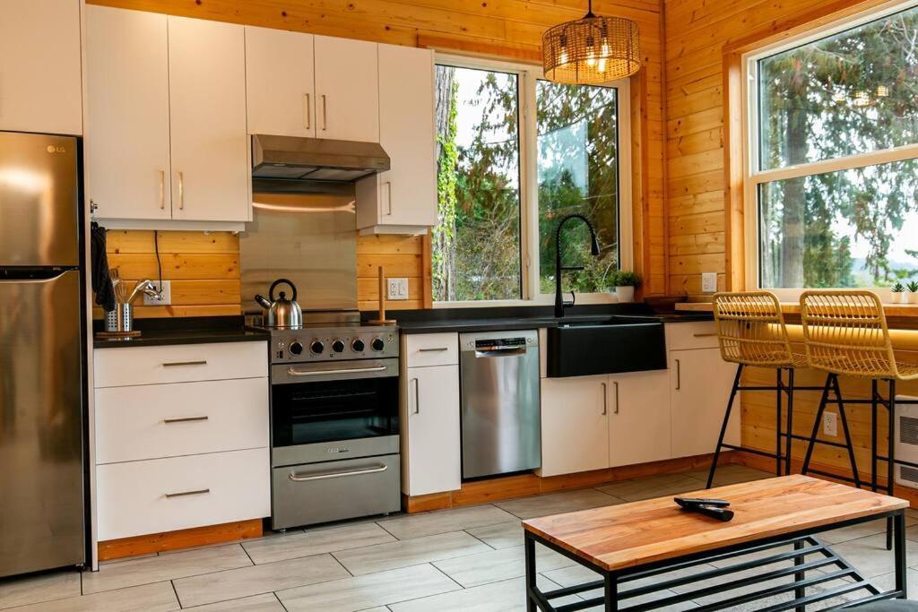 1-Bedroom Knotty Pine Cabin W Sauna & Jacuzzi Sooke Exterior photo