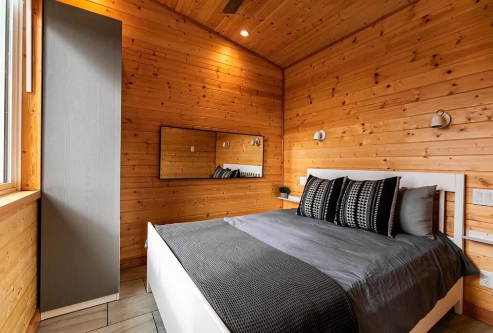 1-Bedroom Knotty Pine Cabin W Sauna & Jacuzzi Sooke Exterior photo