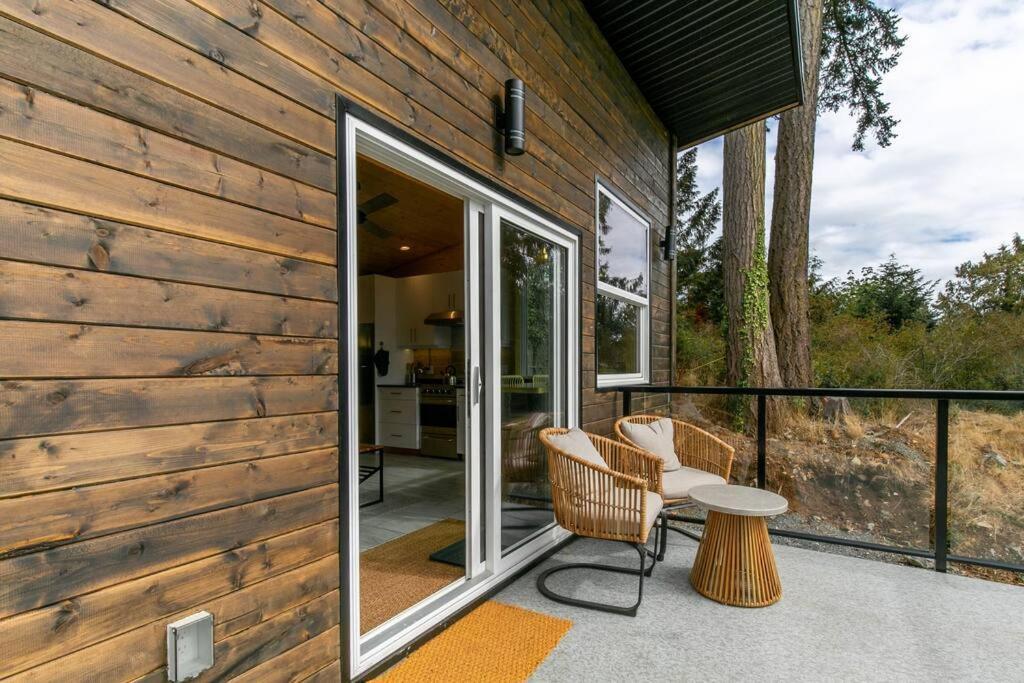 1-Bedroom Knotty Pine Cabin W Sauna & Jacuzzi Sooke Exterior photo