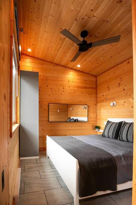 1-Bedroom Knotty Pine Cabin W Sauna & Jacuzzi Sooke Exterior photo