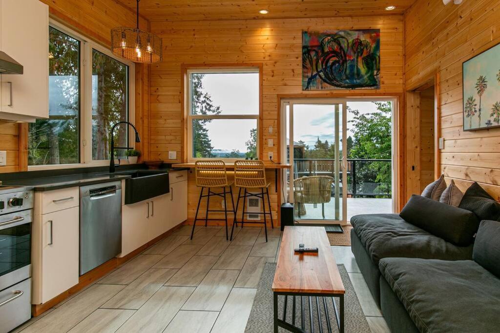 1-Bedroom Knotty Pine Cabin W Sauna & Jacuzzi Sooke Exterior photo