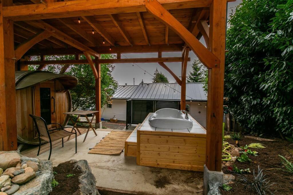 1-Bedroom Knotty Pine Cabin W Sauna & Jacuzzi Sooke Exterior photo