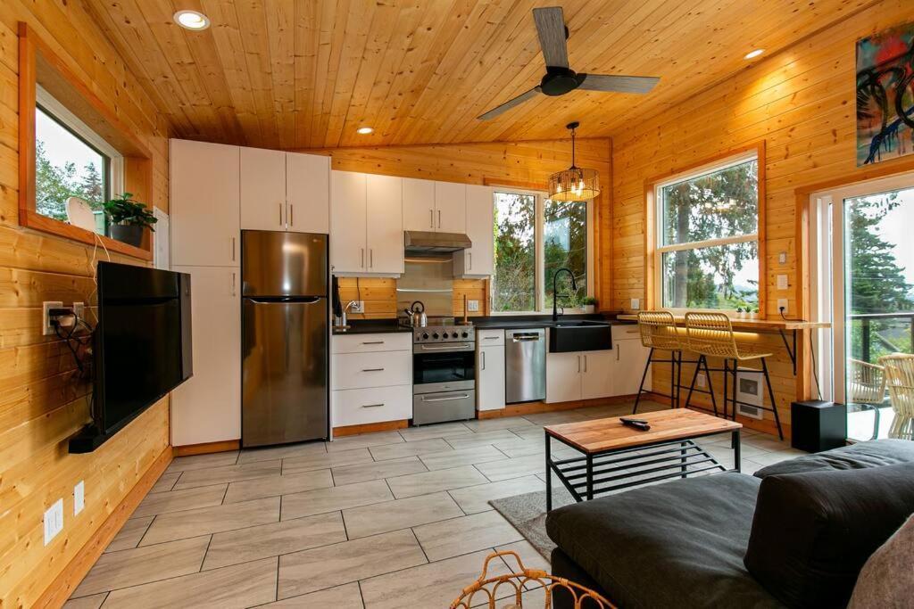 1-Bedroom Knotty Pine Cabin W Sauna & Jacuzzi Sooke Exterior photo