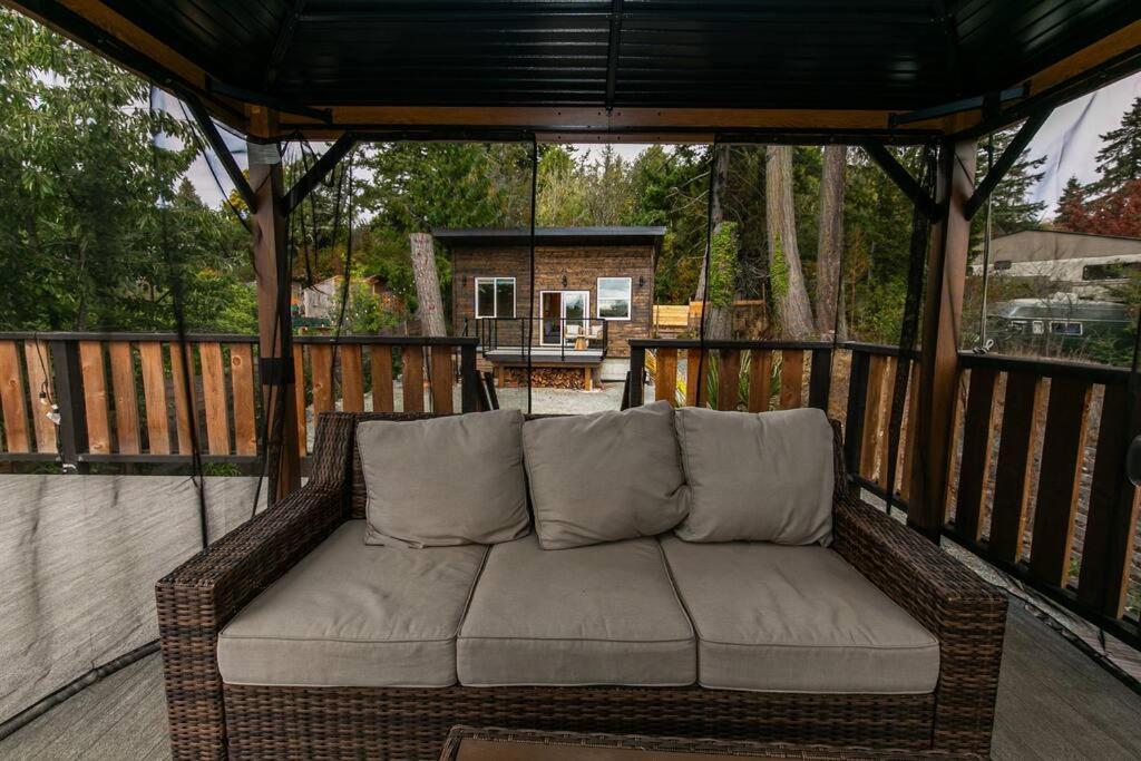 1-Bedroom Knotty Pine Cabin W Sauna & Jacuzzi Sooke Exterior photo