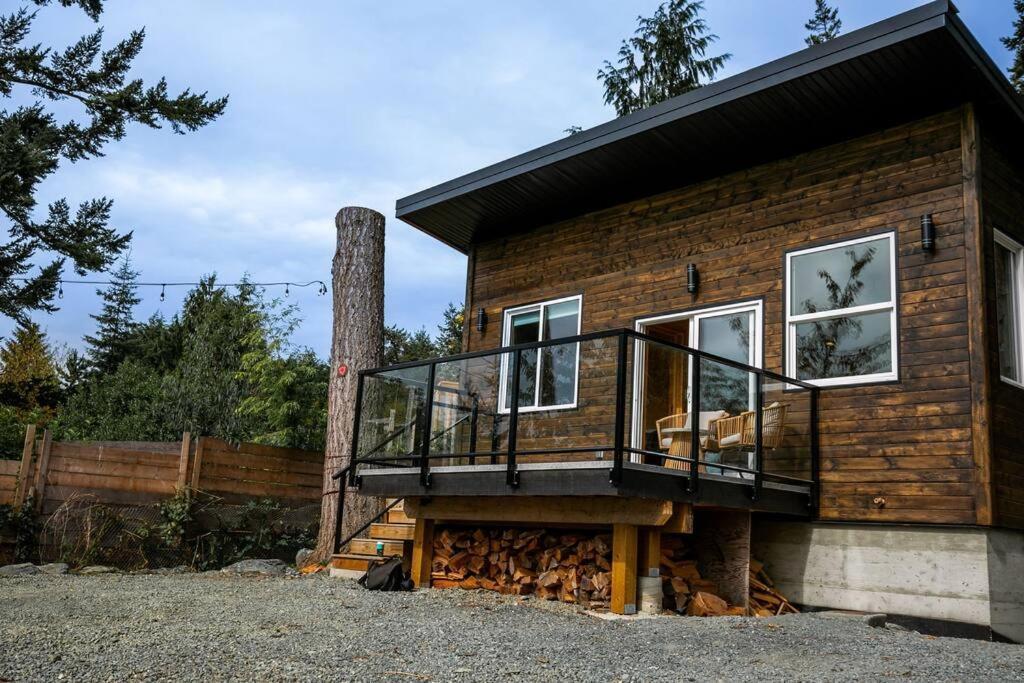 1-Bedroom Knotty Pine Cabin W Sauna & Jacuzzi Sooke Exterior photo