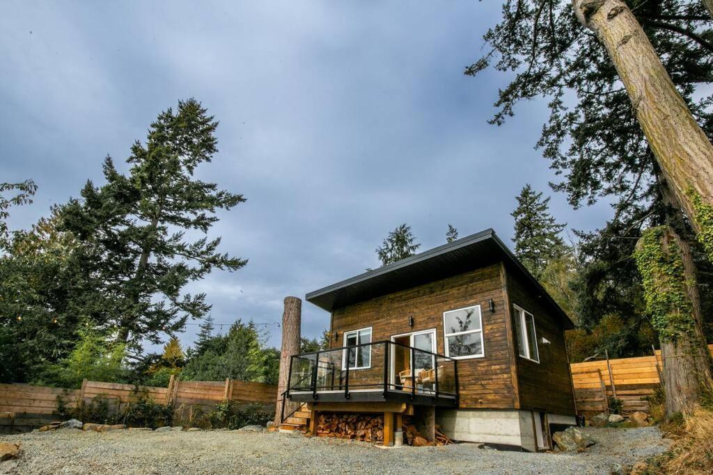 1-Bedroom Knotty Pine Cabin W Sauna & Jacuzzi Sooke Exterior photo