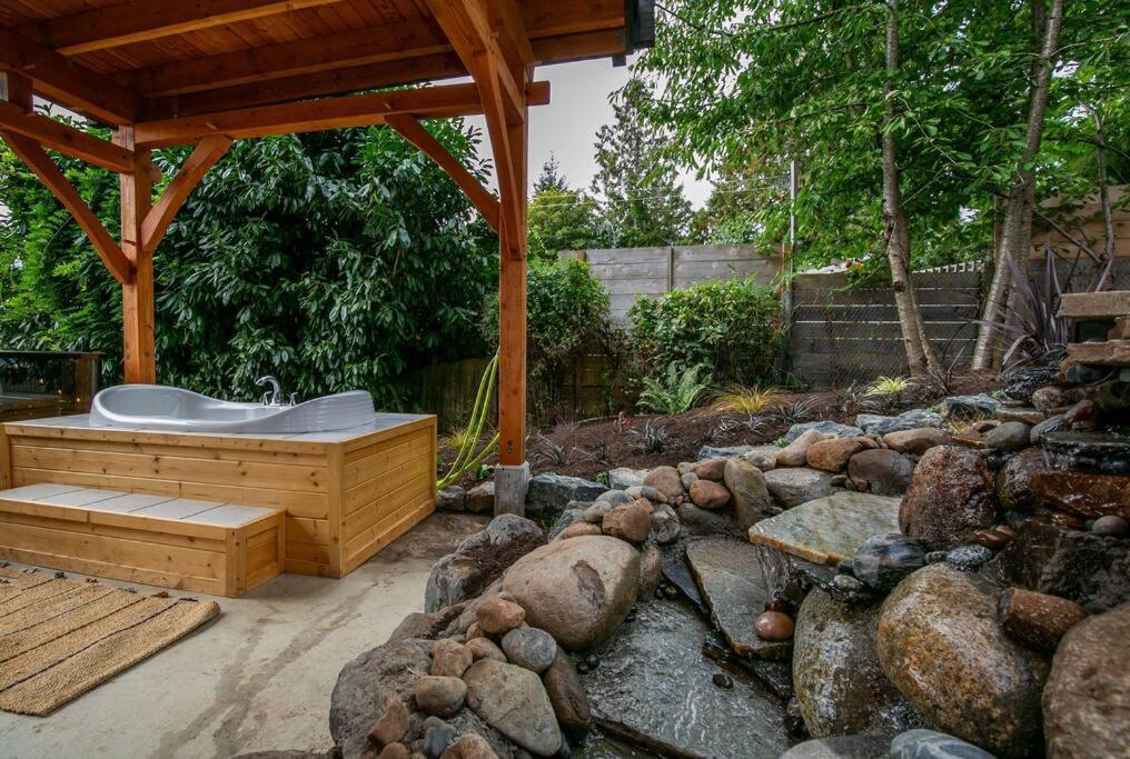 1-Bedroom Knotty Pine Cabin W Sauna & Jacuzzi Sooke Exterior photo