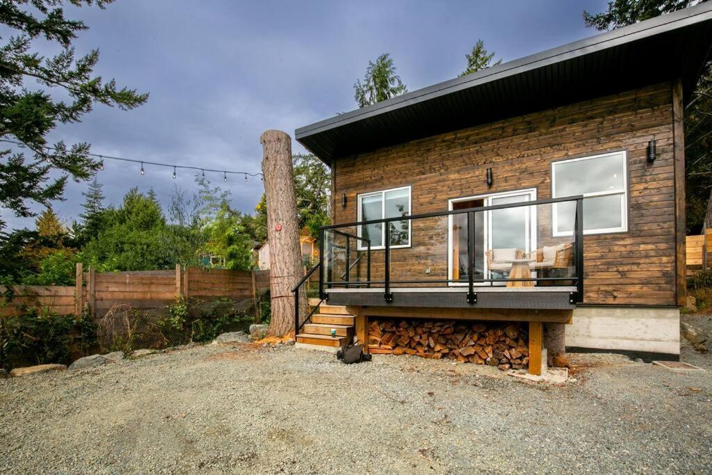 1-Bedroom Knotty Pine Cabin W Sauna & Jacuzzi Sooke Exterior photo