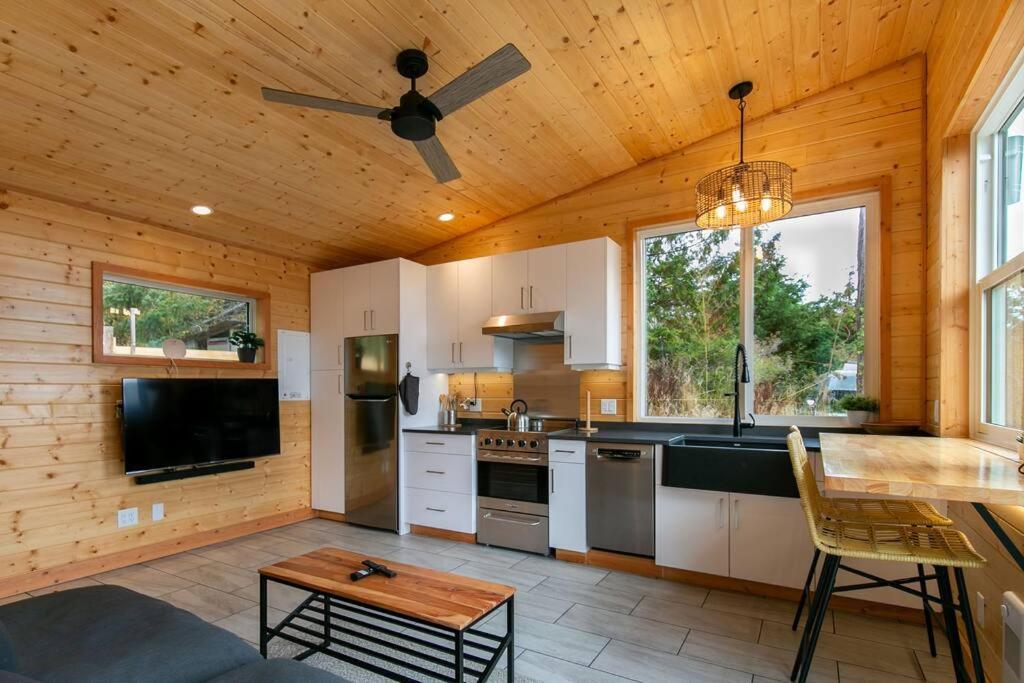 1-Bedroom Knotty Pine Cabin W Sauna & Jacuzzi Sooke Exterior photo