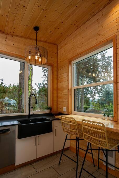 1-Bedroom Knotty Pine Cabin W Sauna & Jacuzzi Sooke Exterior photo