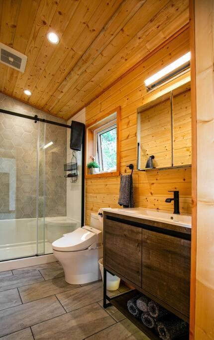 1-Bedroom Knotty Pine Cabin W Sauna & Jacuzzi Sooke Exterior photo