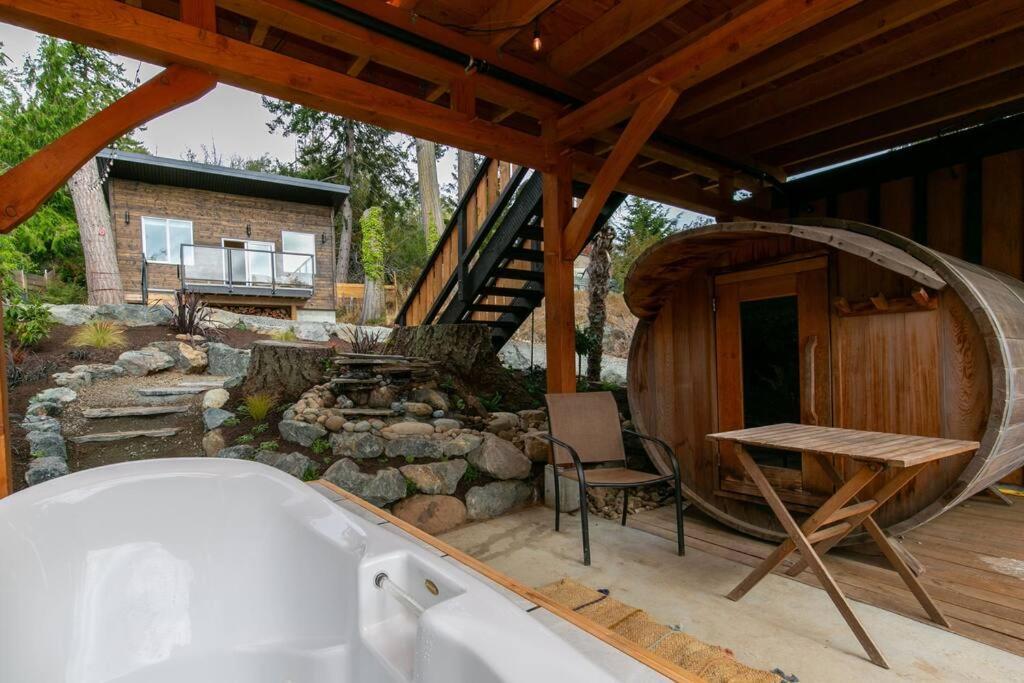 1-Bedroom Knotty Pine Cabin W Sauna & Jacuzzi Sooke Exterior photo