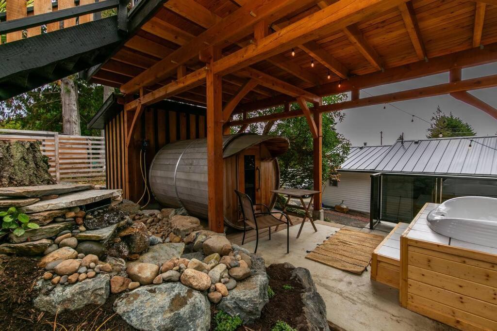 1-Bedroom Knotty Pine Cabin W Sauna & Jacuzzi Sooke Exterior photo
